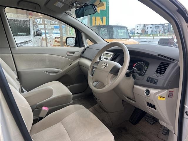 Toyota ISIS 2012 7716047-16