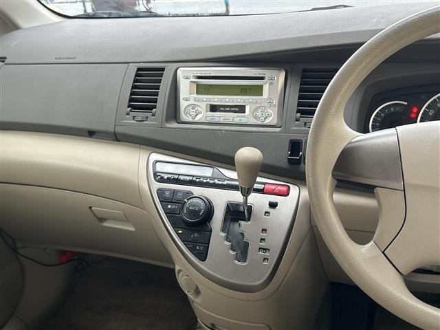 Toyota ISIS 2012 7716047-20
