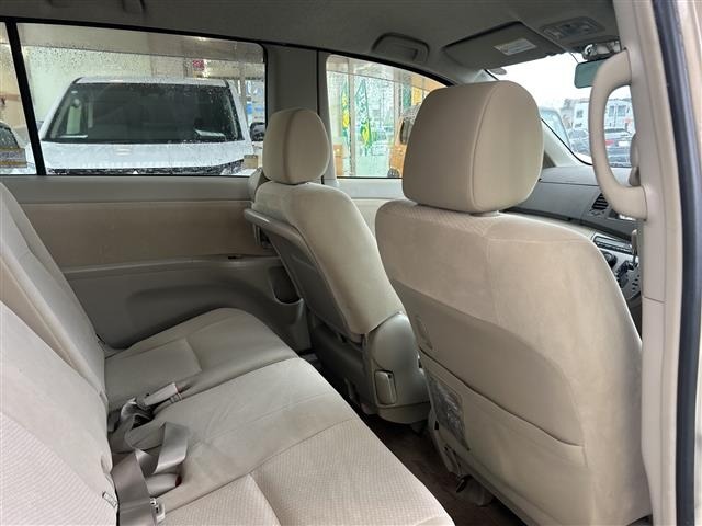 Toyota ISIS 2012 7716047-21
