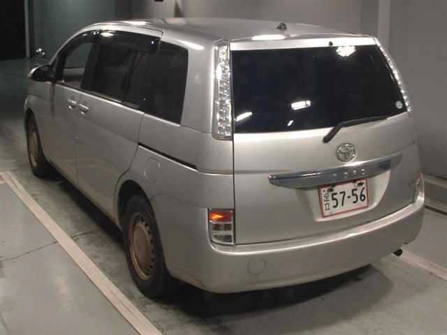 Toyota ISIS 2015 7716077-1