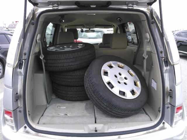 Toyota ISIS 2015 7716077-10