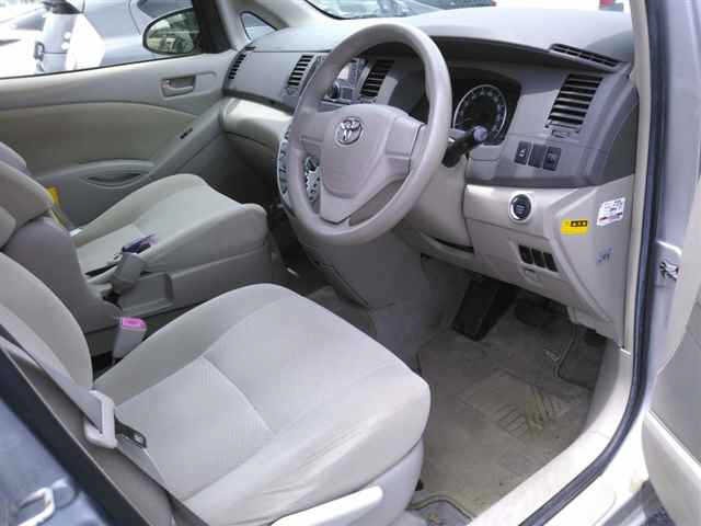 Toyota ISIS 2015 7716077-3