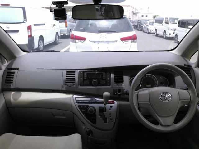 Toyota ISIS 2015 7716077-8