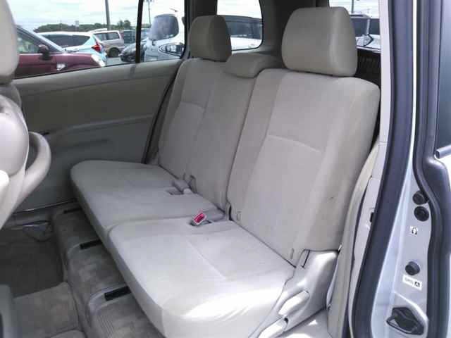 Toyota ISIS 2015 7716077-9