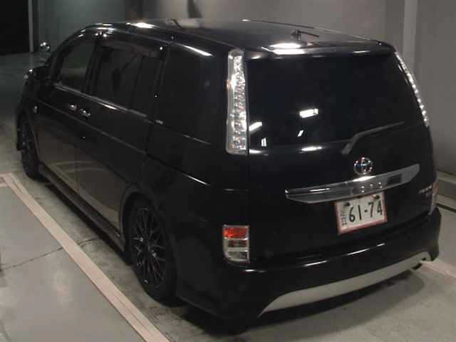 Toyota ISIS 2015 7716078-1