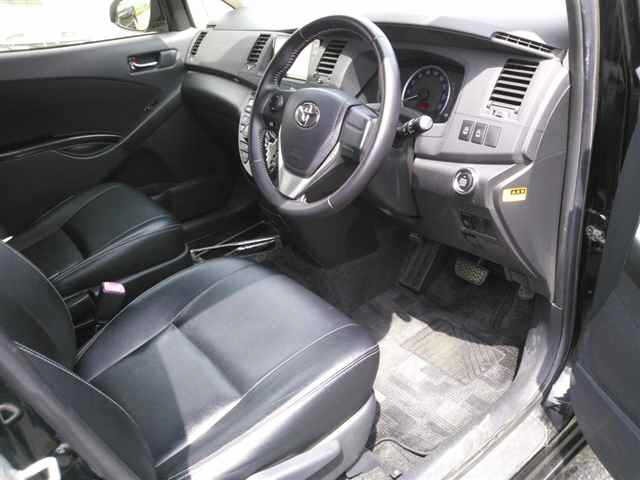 Toyota ISIS 2015 7716078-3