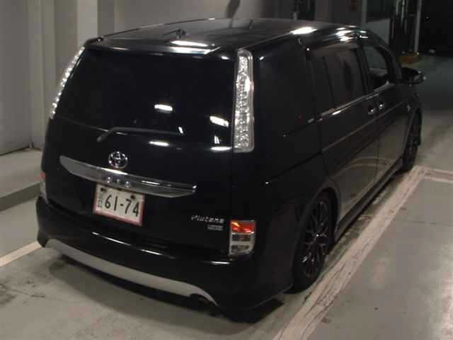 Toyota ISIS 2015 7716078-5