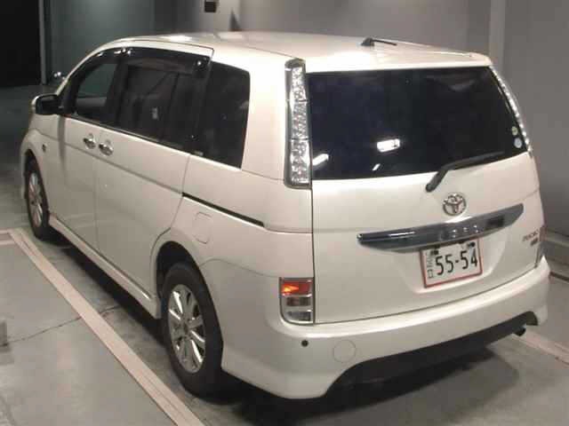 Toyota ISIS 2012 7716079-1