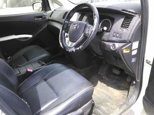 Toyota ISIS 2012 7716079-3