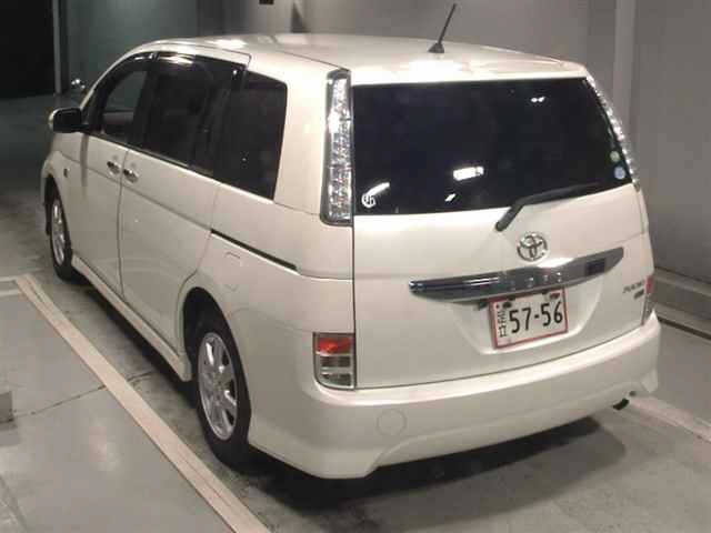 Toyota ISIS 2012 7716081-1