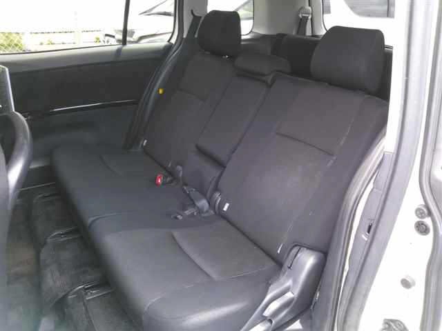 Toyota ISIS 2012 7716081-9