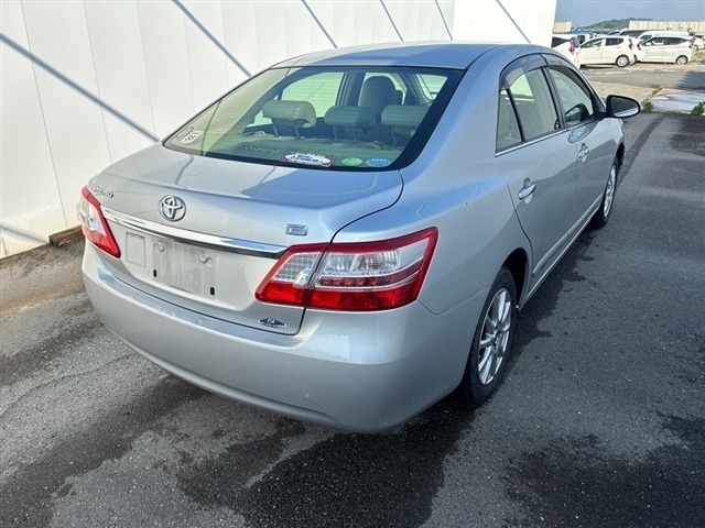 Toyota PREMIO 2013 7716201-8
