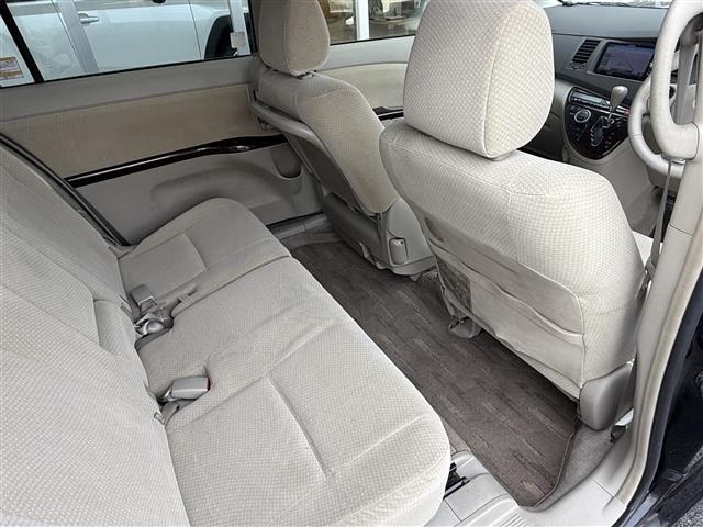 Toyota ISIS 2013 7732590-10