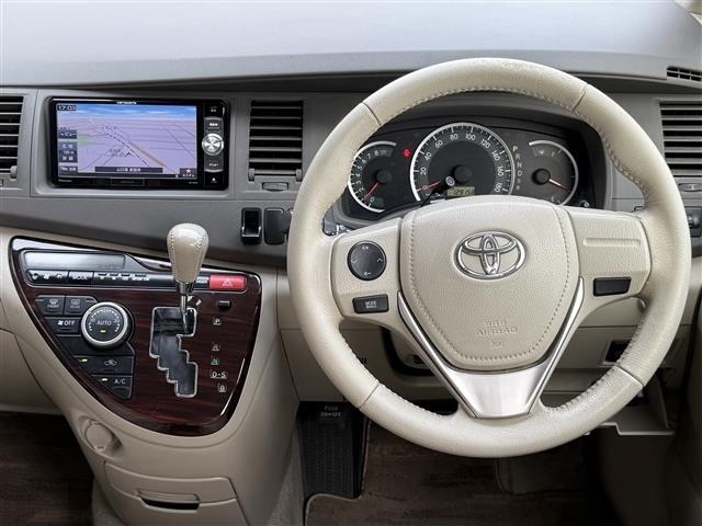 Toyota ISIS 2013 7732590-14