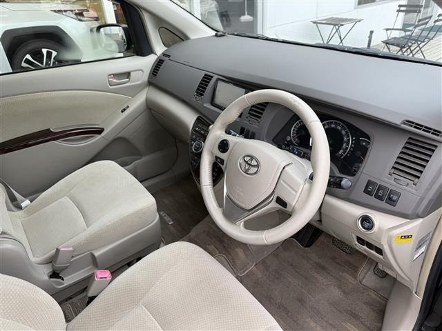 Toyota ISIS 2013 7732590-7