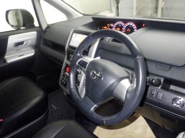 Toyota NOAH 2013 7738072-3