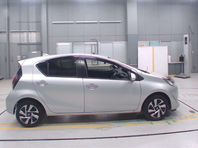 Toyota AQUA 2020 7770635-3