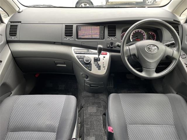 Toyota ISIS 2010 7749302-14