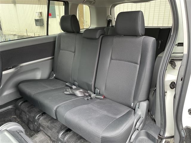 Toyota ISIS 2010 7749302-2