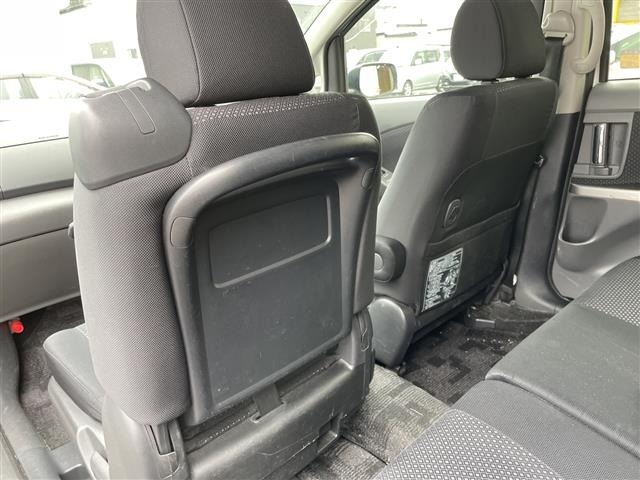 Toyota ISIS 2010 7749302-6