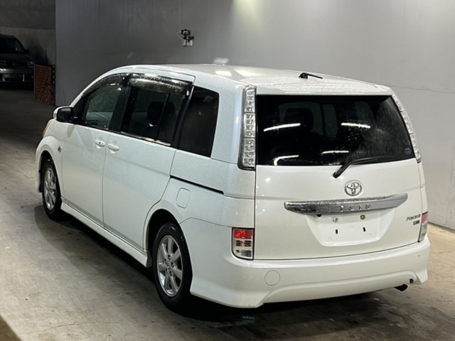 Toyota ISIS 2011 7825292-1