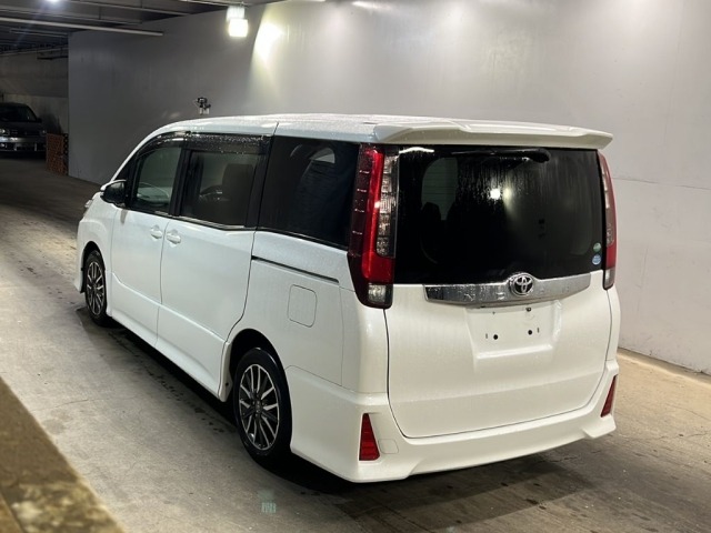 Toyota NOAH 2015 7831183-1