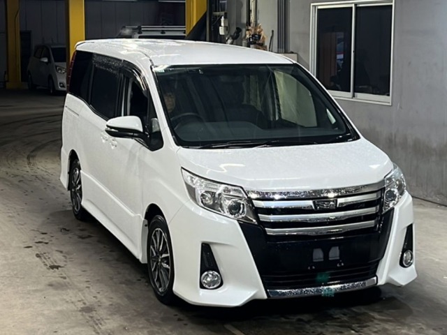 Toyota NOAH 2015 7831183-4