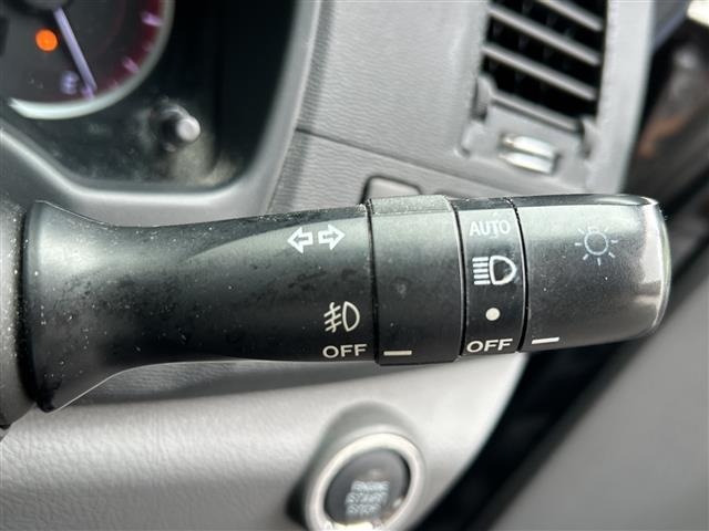 Toyota ISIS 2010 7882229-1