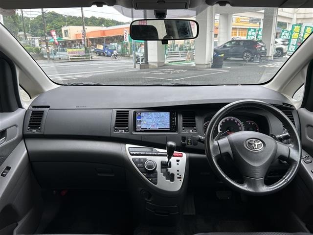 Toyota ISIS 2010 7882229-15