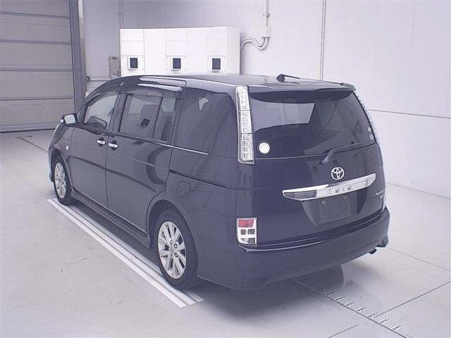 Toyota ISIS 2013 7882235-1