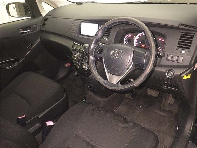 Toyota ISIS 2013 7882235-3