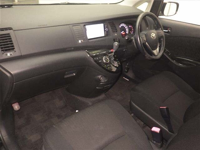 Toyota ISIS 2013 7882235-4