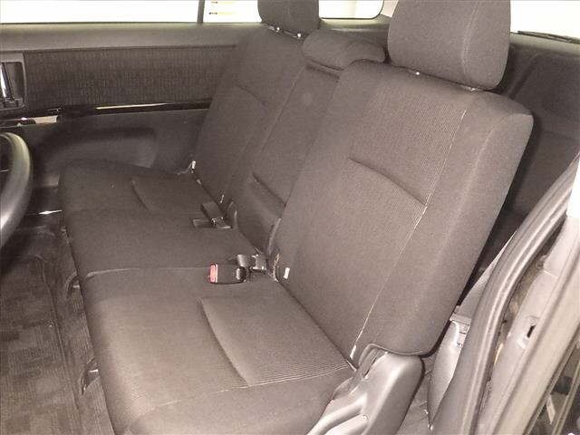 Toyota ISIS 2013 7882235-7