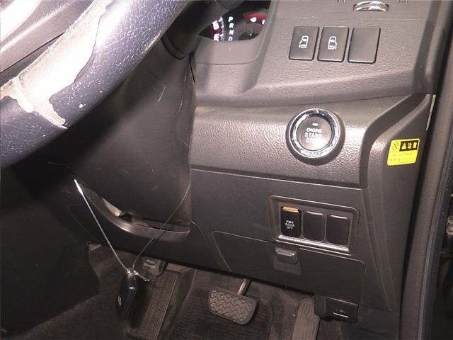 Toyota ISIS 2013 7882235-8