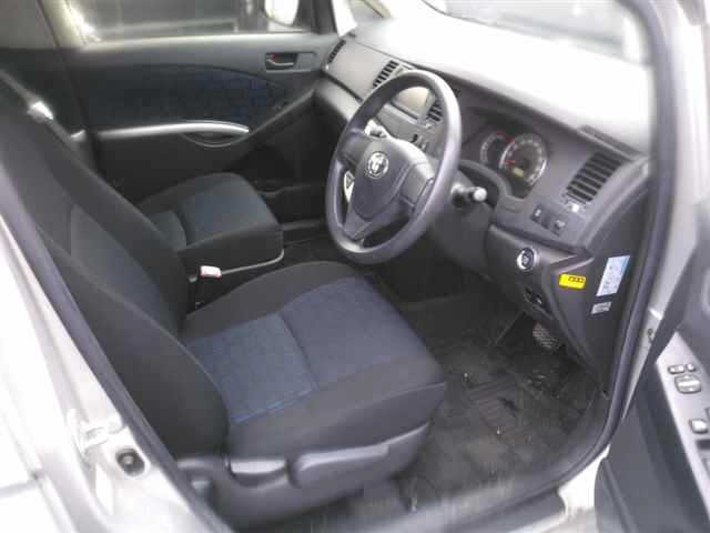 Toyota ISIS 2014 7882238-3