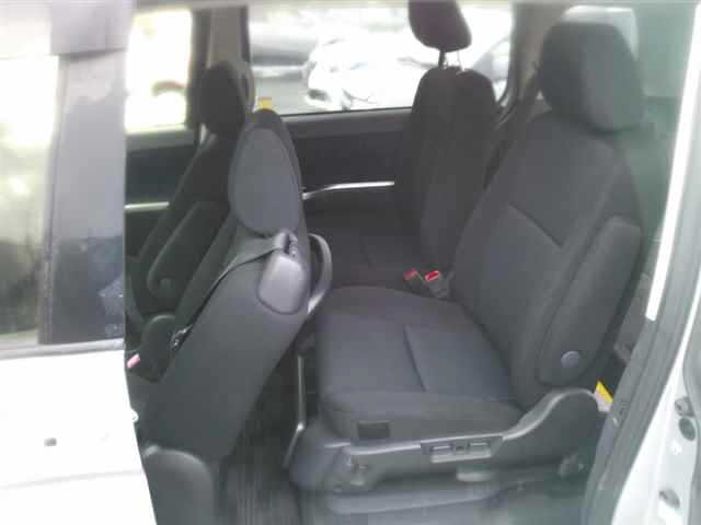 Toyota ISIS 2014 7882238-9