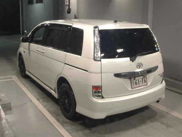 Toyota ISIS 2013 7882241-1