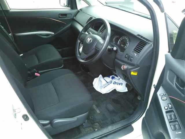 Toyota ISIS 2013 7882241-3
