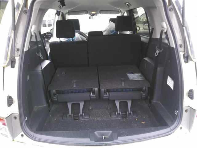 Toyota ISIS 2014 7882242-10