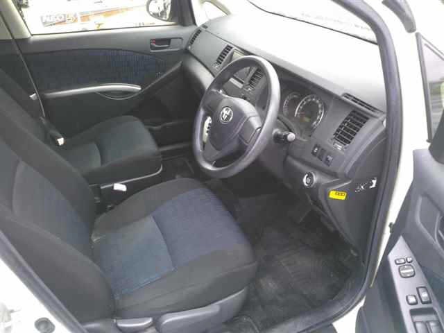 Toyota ISIS 2014 7882242-3