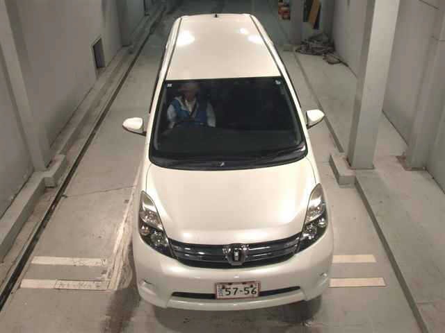 Toyota ISIS 2014 7882242-6