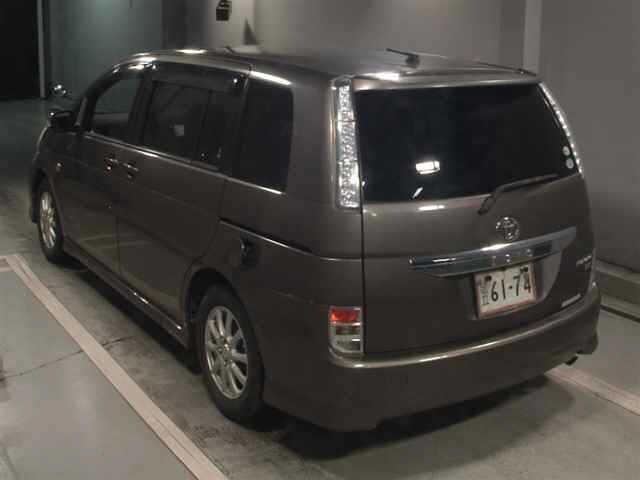 Toyota ISIS 2012 7882244-1