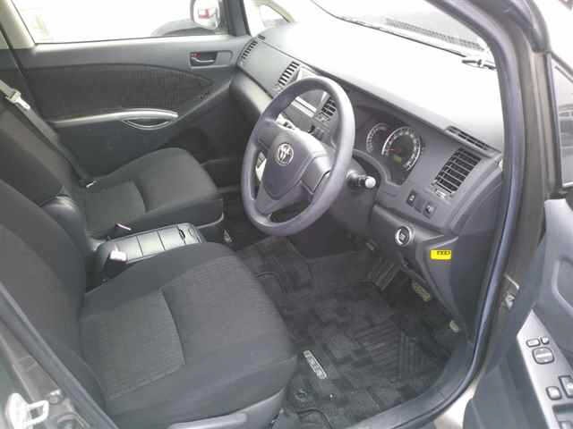 Toyota ISIS 2012 7882244-3