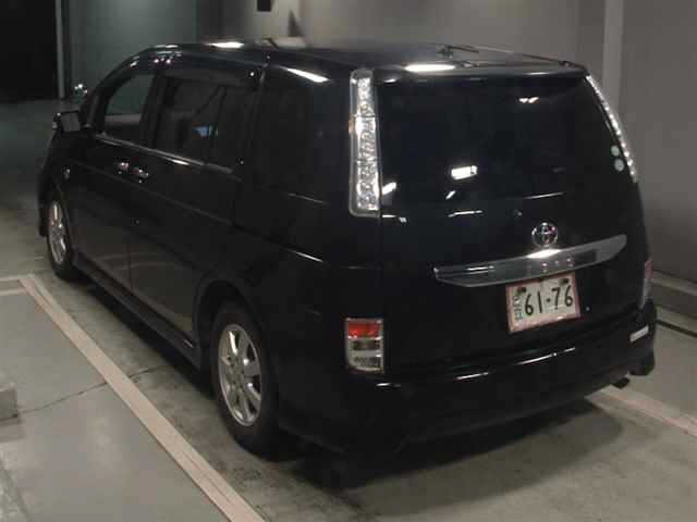 Toyota ISIS 2013 7882245-1