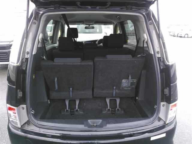 Toyota ISIS 2013 7882245-10