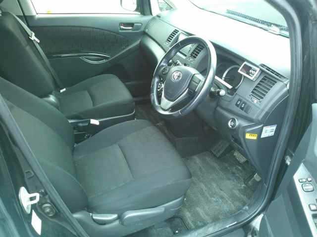 Toyota ISIS 2013 7882245-3
