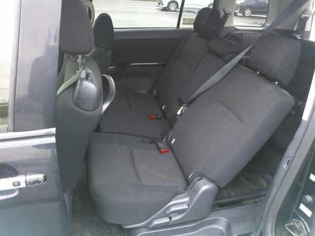 Toyota ISIS 2013 7882245-9
