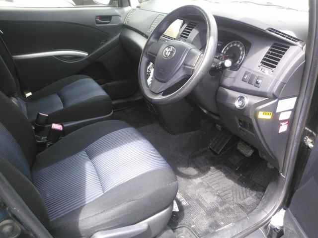Toyota ISIS 2016 7882246-3