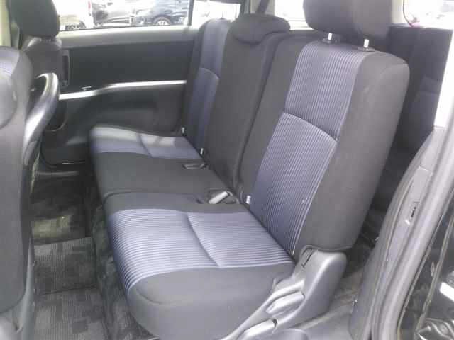 Toyota ISIS 2016 7882246-9