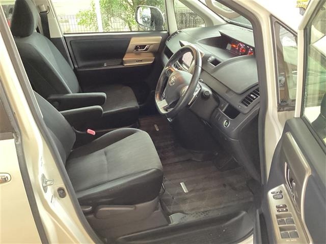 Toyota NOAH 2012 7896114-15